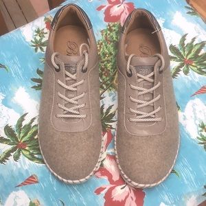 Biza Revolve Natural Leather Lace Up Sneakers Sz 40 MINT
